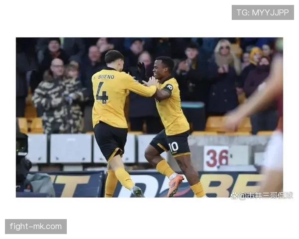 英超樱桃逆转战局，保级大战白热化引球迷高度关注