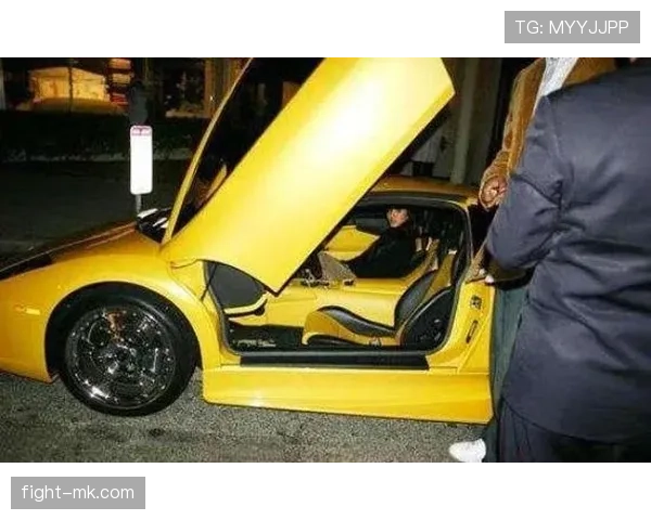 科比凌晨四点的豪宅车库，停着五辆超跑却天天穿旧球鞋出门