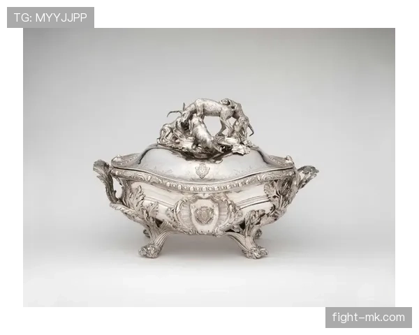 刚看到罗纳尔迪尼奥家餐桌，盘子看着比我这辈子存款还贵