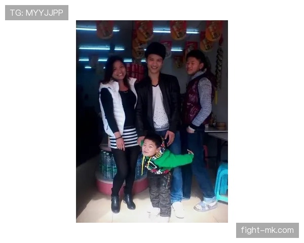 李小鹏走进咖啡店掏出那张卡，我的手汗都出来了